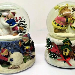 BOLA DE CRISTAL CON NIEVE Y MUSICAL CON MOTIVOS NAVIDEÑOS.